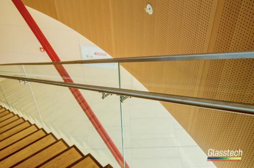 ş&uuml;şə məhəccər işləri glasstech tərəfindən Ada universitetində quraşdırıldı