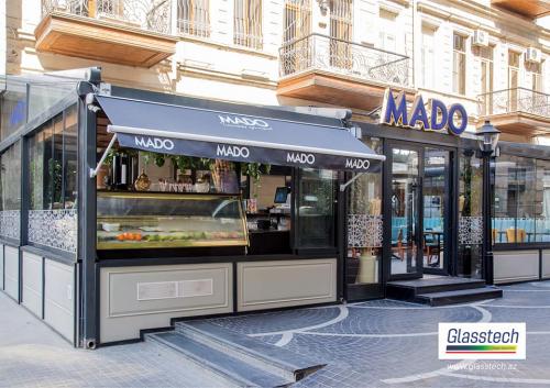 Mado restoranı qış bax&ccedil;ası giriş qapıları aluminium profil izosistem materialı və temperli ş&uuml;şə paketindən Glasstech tərəfindən istehsal olunaraq quraşdırılmışdır.
