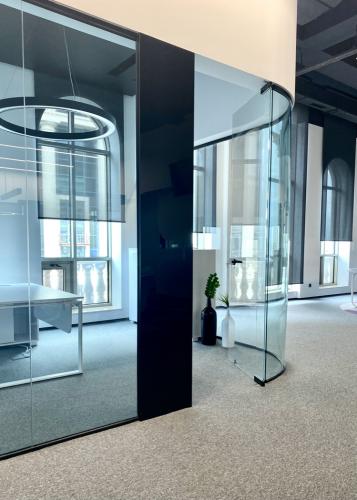 radiuslu ofis şüşə bükülmüş