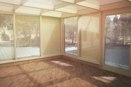 şüşə jaluzi paketlər və qış baxçası