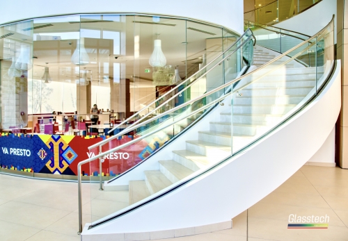 ADA Universiteti pilləkan şüşə məhəccər sistemi şəffaf temperli lamine shusheden istehsal olunaraq quraşdırılmışdır