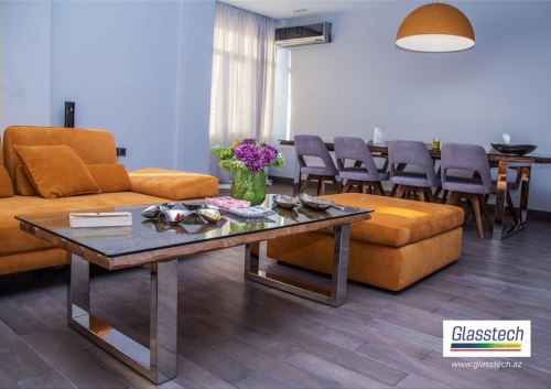 interyer dizaynda geniş istifadə olunan shushe stol, taxta və şüşə kombinasiyasından istehsal olunmuşdur