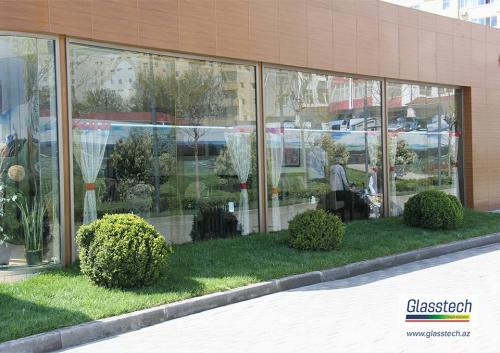 Metal konstruksiya və şüşəli qış baxçası tipli restoran