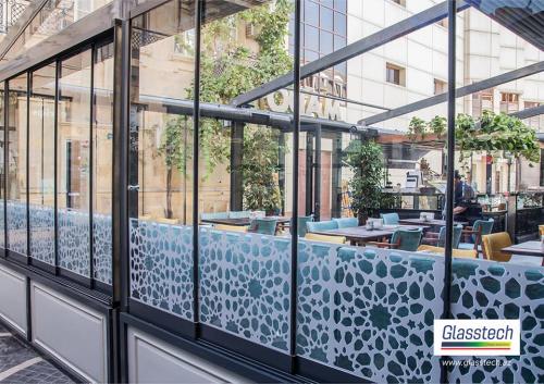 Qış bax&ccedil;asında istifadə olunan s&uuml;rg&uuml;l&uuml; cam balkon sistemi 8 mm temperli ş&uuml;şələr istifadə olunmuşdur