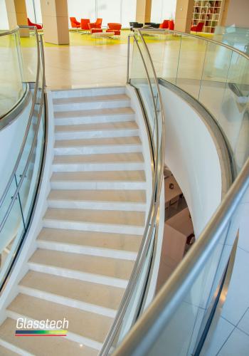 Pilləkan şüşələrəi müxtəlif oxlarda bükülərək istehsal olunmuş və şüşə məhəccər halına gətirilmişdir