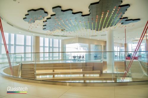 radiuslu ş&uuml;şə məhəccər temperli ş&uuml;şədən istehsal olunmuşdur.