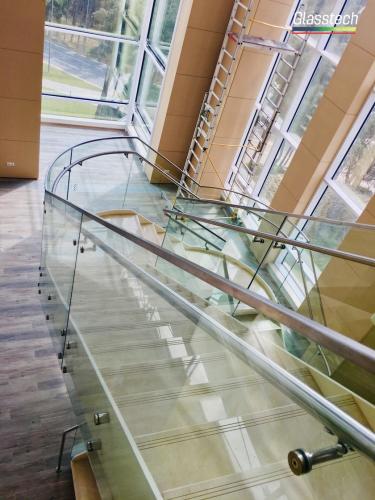 paslanmayan metal shushe tutucular Glasstech tərəfindən işlənərək pilləkanda tədbiq olundu