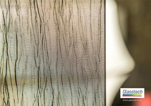 Ofis şüşə arakəsmə dekorativ şüşə ilə yığılaraq Glasstech tərəfindən quraşdırılmışdır.