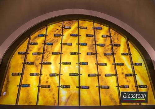 Arakəsmə funksiyası yerinə gətirən bu şüşə arakəsmə oniks teksturalı şüşədən hazırlanaraq Glasstech tərəfindən quraşdırılmışdır.