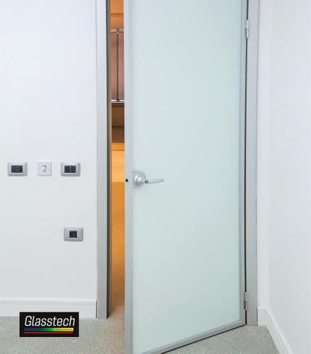 otaq arası aluminium qapılar şüşədən olunmuşdur