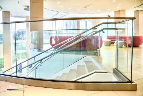 Radiuslu şüşə məhəccərlər Glasstech tərəfindən istehsal olunaraq quraşdırılmışdır