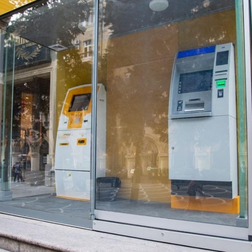 Şüşə sütun və kolonlarla yığılmış bankomat köşkü Glasstech şirkətinin yeni uğurlarından biridir