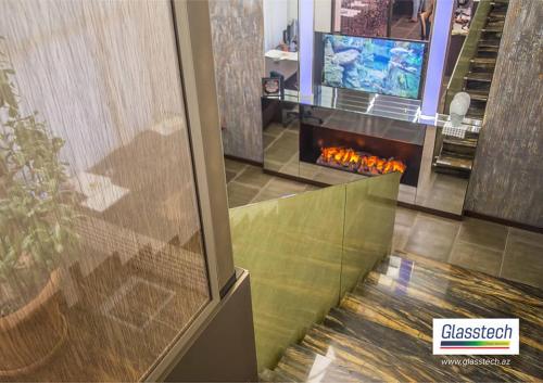 Şüşə məhəccər dekorativ parça ilə yığılmış şəffaf şüşə arasına parçanın qoyulması ilə əldə edilmişdir.