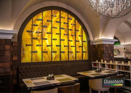 dekorativ şüşə ofis və şüşə arakəsmə funksiyasını daşıyır və möhtəşəm bir görüntü bəxş edir