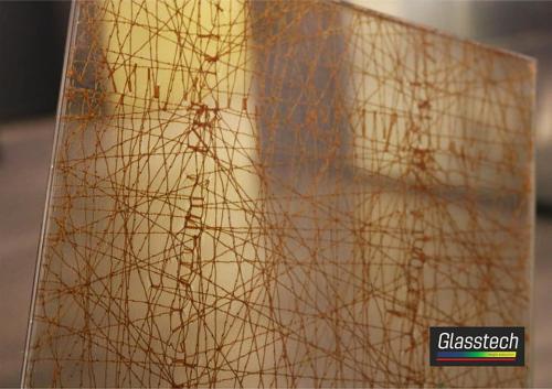 Dekorativ parça iki şüşə arasında pişirilərək istehsal olunmuşdur