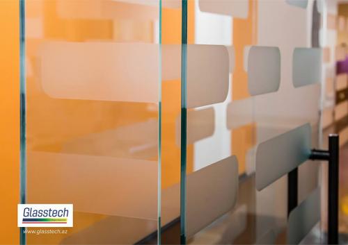 Loft stil ofis mebeli ilə tərtib olunmuş şüşə arakəsmələr