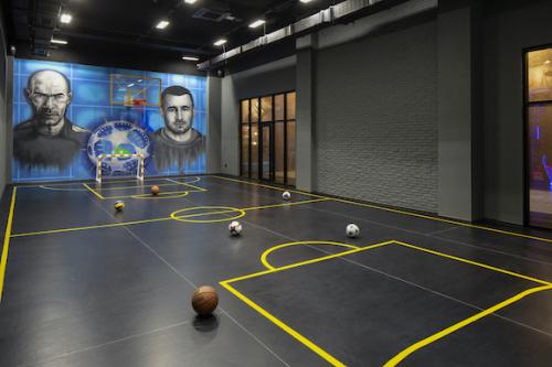 Dekorativ parça teksturalı zərbəyə davamlı temperli şüşələr tədbiq olunaraq şüşə ara bölmə yığılmışdır