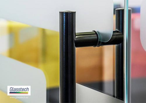 Şüşə qapı qolları Aluminium qollar elektrostatik toz boya ilə boyalanaraq istifadə olunuşdur. Şüşə qapılar 10 mm şüşədən hazırlanmışdır.