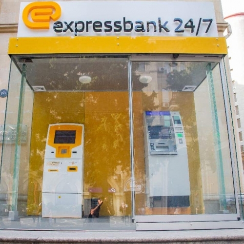 Express Bank rəngli dekorativ şüşələrdən yığılmış bankomat köşkü şəhərin mərkəzinə möhtəşəm bir görüntü bəxş etdi