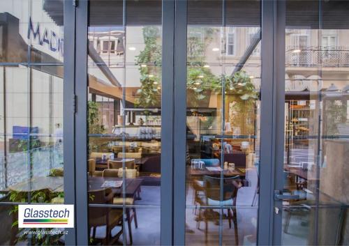 Aluminium qapı pəncərə sistemi dekorativ ş&uuml;şə i&ccedil;i karolajla