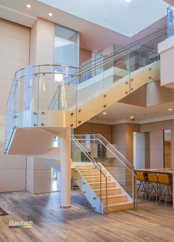 Shushe meheccer radiuslu şeffaf temperli şüşələr istehsal olunaraq bükümlü pilləkanda quraşdırılmışdır.