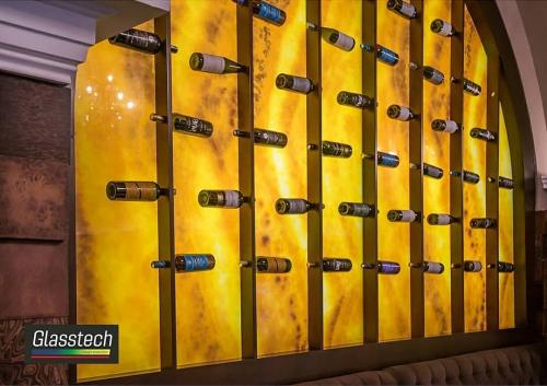 şüşəli pano divar elementi olaraq cafecity sahil filialında quraşıdırılmışdır.