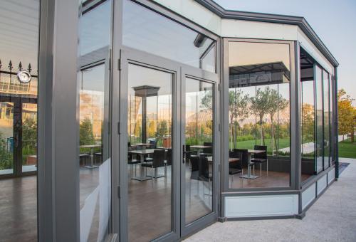 Şüşəli qış baxçası aluminiyum qapı və fasad sistemi