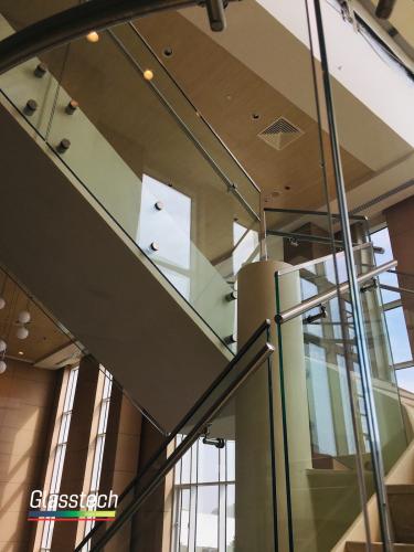 giriş pilləkan şəffaf temperli şüşə məhəccər