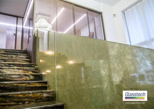 Shushe pilləkan konstruksiyasına quraşdırılan şüşə məhəccərlər Glasstech tərəfindən həm istehsal olunmuşdur həm quraşdırma işləri aparılmışdır.