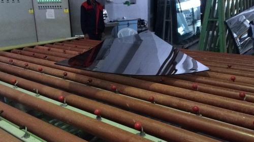 Bükümlü radiuslu temperli füme rengli şüşələr