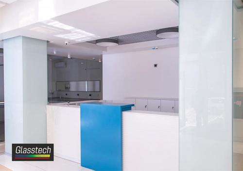 Şüşə kolonnalar ağ rəngli temperli tripleks laminat şüşə istifadə edilmiş və quraşdırma işləri aparılmışdır.