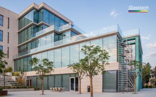 şüşəli məhəccərlər balkonlarda öz funksionallığı ilə seçilən konstruksiya halına gəldi