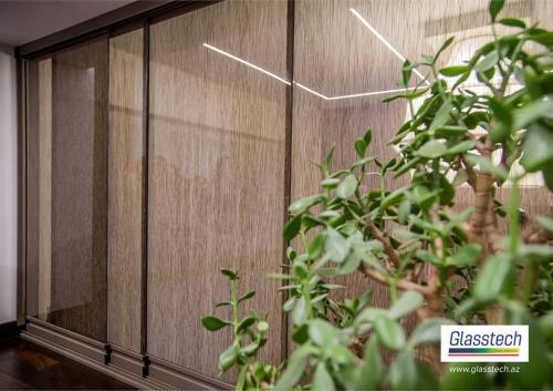 Parça teksturalı şüşə ara kəsmə konstruksiya sürgülü sistem olaraq tədbiq edilmişdir.