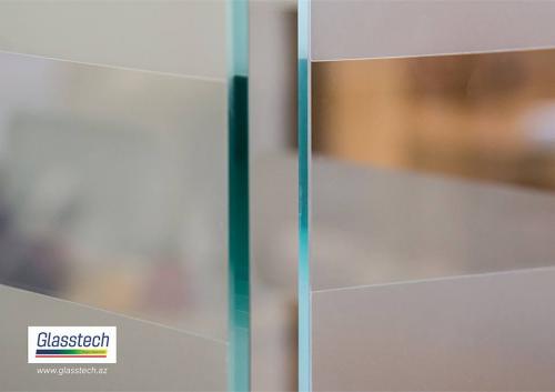 Şəffaf 10 mm qalınlıqda temperlənmiş şüşədən hazırlanan ofis şüşə ara bölmələri Glasstech tərəfindən həyata keçirilmişdir