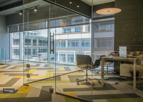 Ofis şüşə və aluminium arakəsmə