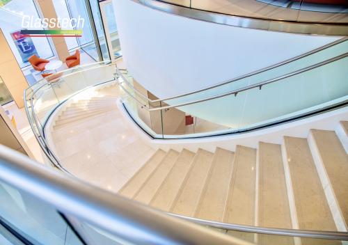 Shushe perila pilləkanın radiusuna uyğun olaraq istehsal olunub hazırlanmışdır.