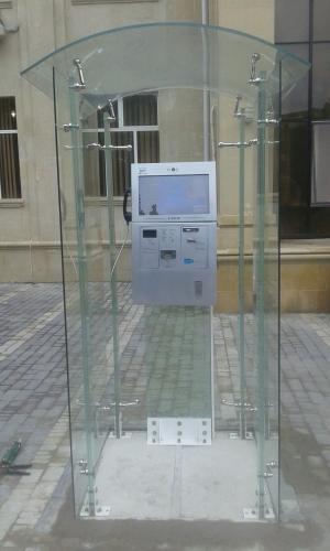 şəffaf şüşə sütun kiosk