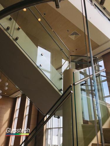 shushe meheccer Ada universiteti kitabxana girişi