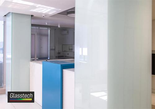 şüşə kolon və sütunlar milky white seriya şüşələr istifadə olunaraq tədbiq edilmişdir