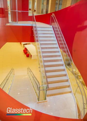 ADA Universiteti pilləkan kənarı temperli lamine ş&uuml;şə arakəsmə