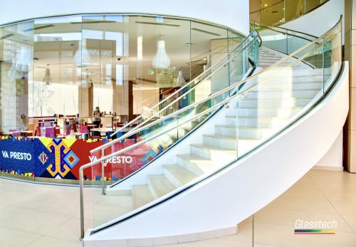 beton kanalı içərisinə gömülərək quraşdırılan şüşə məhəccər pilləkanın radiusuna uyğun olaraq istehsal olunmuşdur.