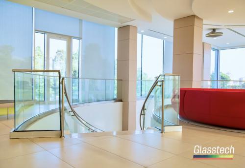 Paslanmaz metal listləri ilə üzlənmiş şüşə məhəccərlərin alt hissəsi