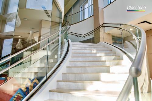 Pilləkanda istifadə olunan şüşələr fərqli oxlarda bükülərək temperlənmiş və tripleks halına gətirilmişdir.