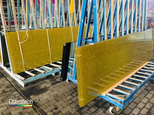 dekorativ şüşə seriyası şüşələr nəqliyat üçün öz növbəsini gözləyir