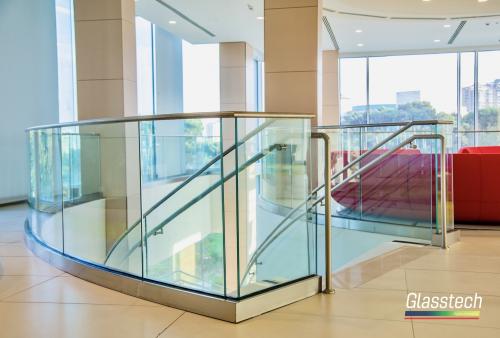 Şüşə məhəccərlər pilləkan konstruksiyasının həm özündə həm də balkon şüşələri olaraq istifadə olunub.