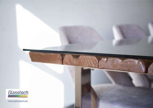 ev mebel eşyası vəzifəsi görən bu yemək masası qonaq otağının dekorativ elemnti ilə yanaşı həm də praktiki bir funksiyanı yerinə yetirir