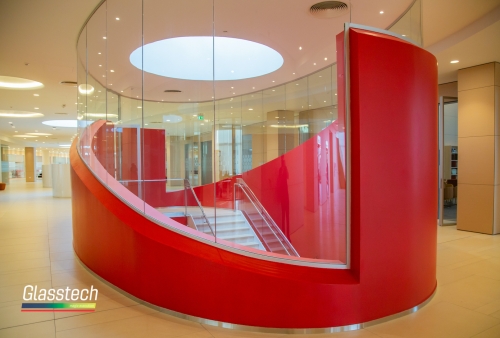 ADA Universiteti radiuslu şüşə arakəsmə