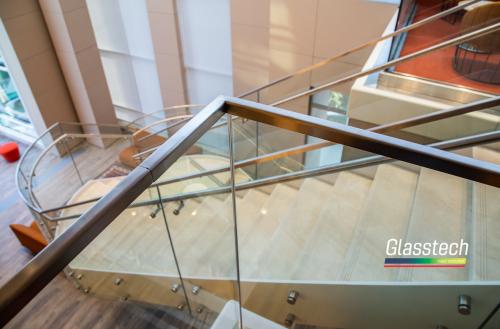 Paslanmayan metal u profillərlə şüşə məhəccərlərin üstü bağlanaraq həm estetik görüntü açısından həm də təhlükəsizlik baxımından faydalıdır