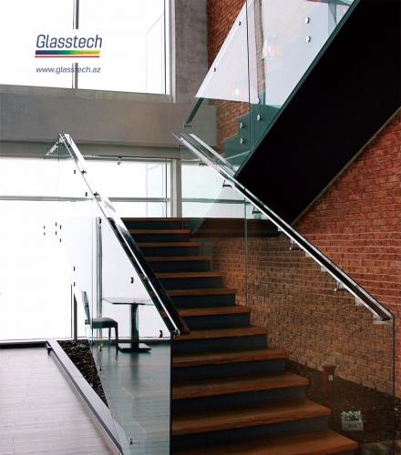 Şəffaf ş&uuml;şə pilləkan məhəccər paslanmayan metallar ilə Gate 25 quraşdırılmışdır.