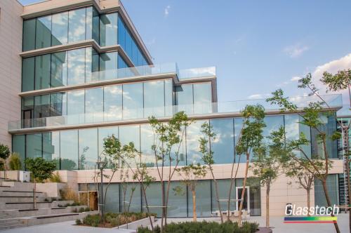 Çöl balkon şüşə məhəccər lərin istehsalı və quraşdırılması Glasstech tərəfindən həyata keçirildi